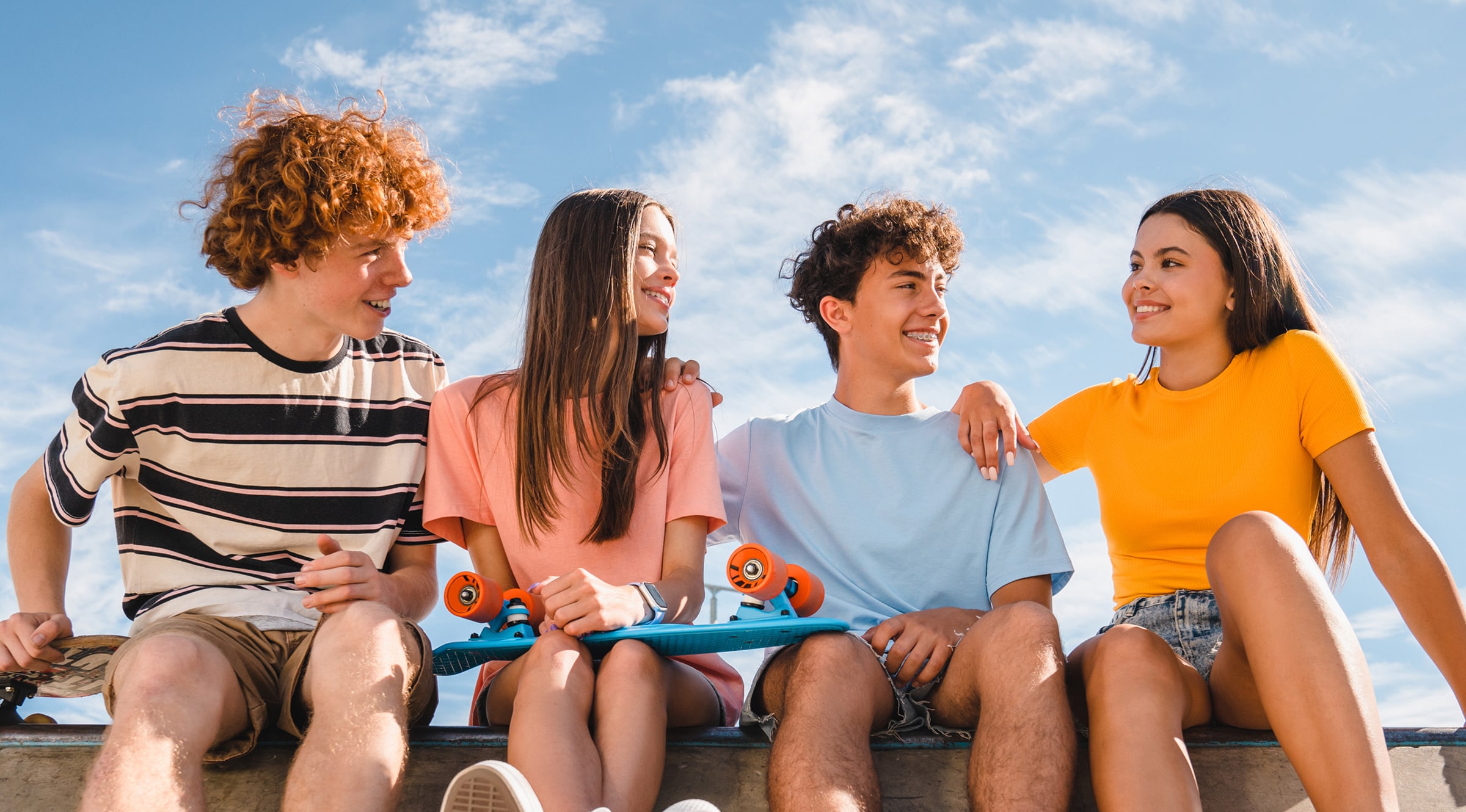 Estudiantes compartiendo actividades sociales en residencia universitaria