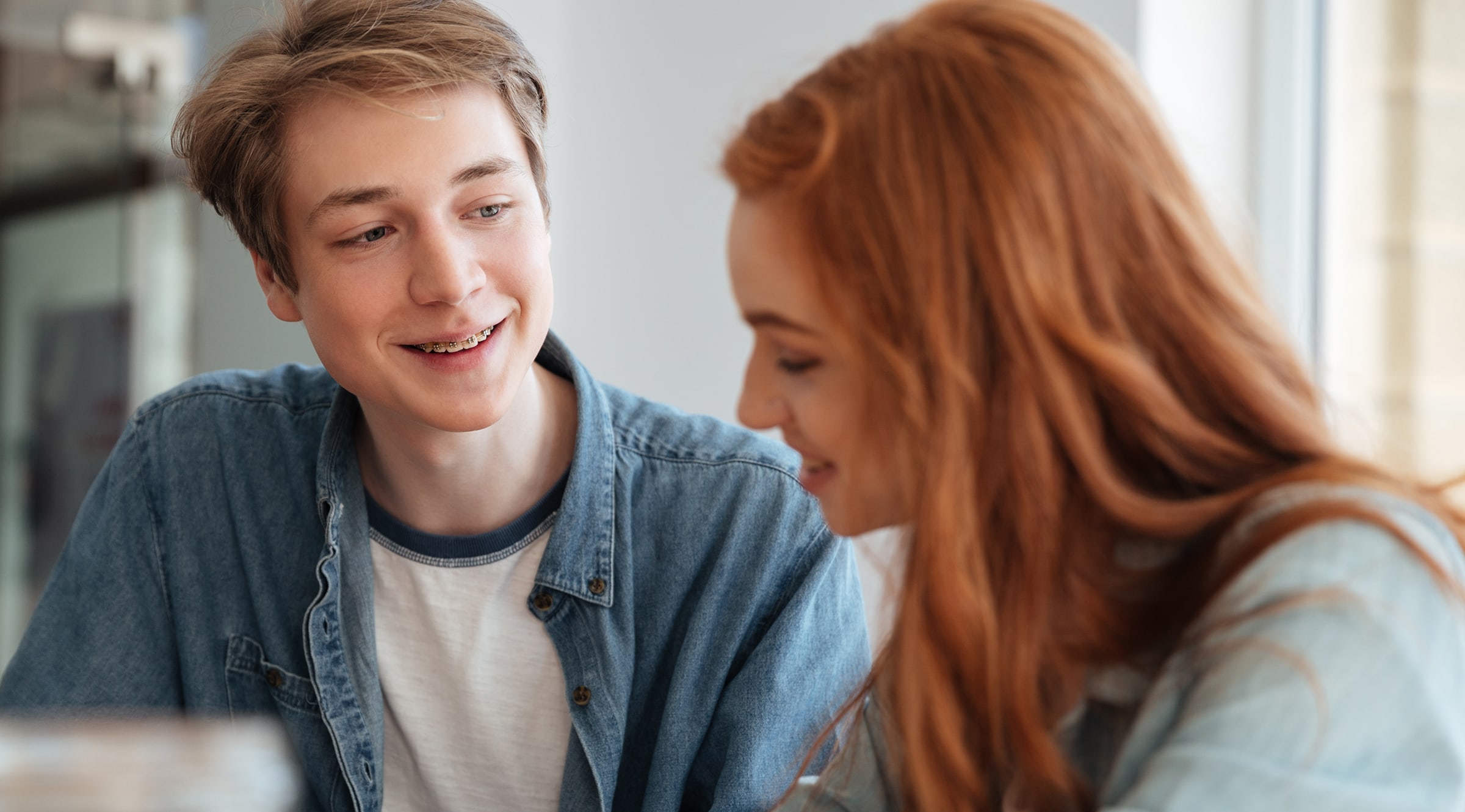 Estudiantes estudiando juntos en residencia universitaria