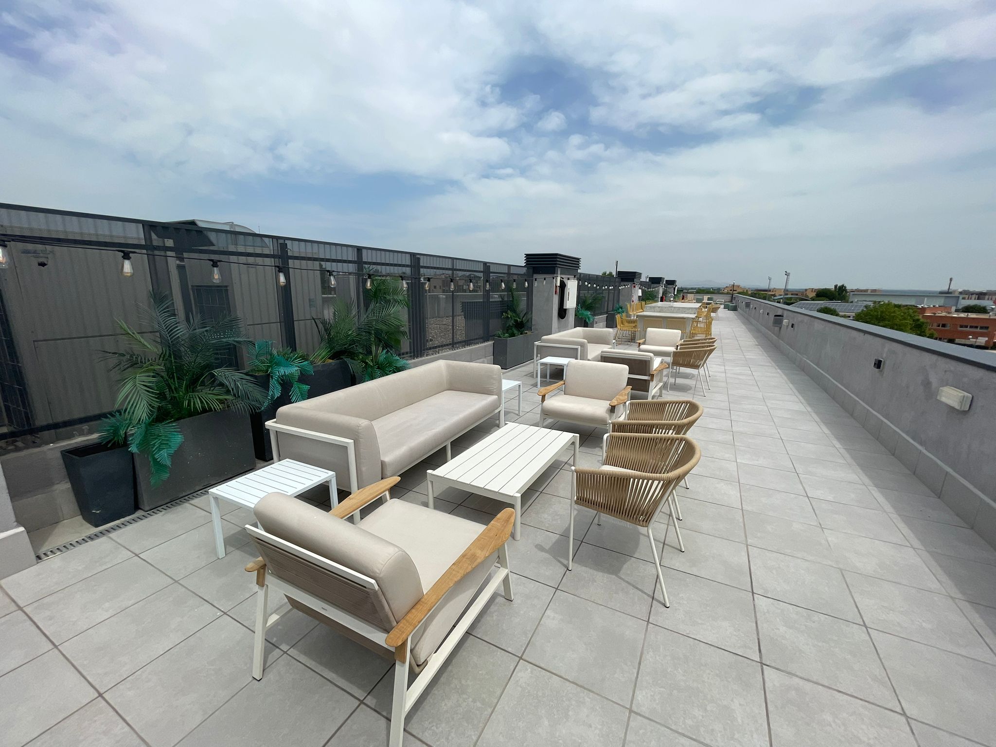 Rooftop en residencia universitaria en Pozuelo con vistas y sofás