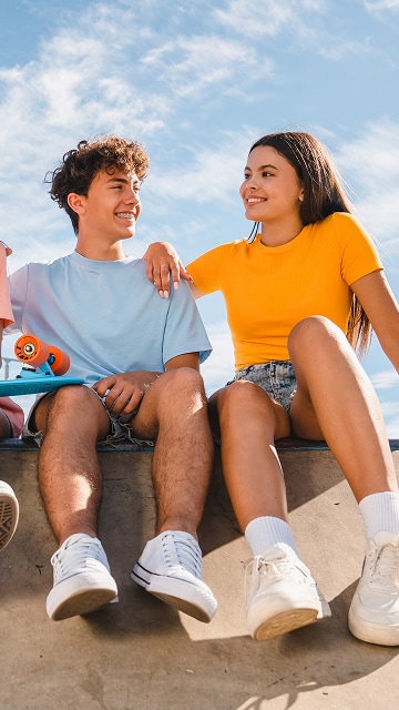 Estudiantes compartiendo actividades sociales en residencia universitaria