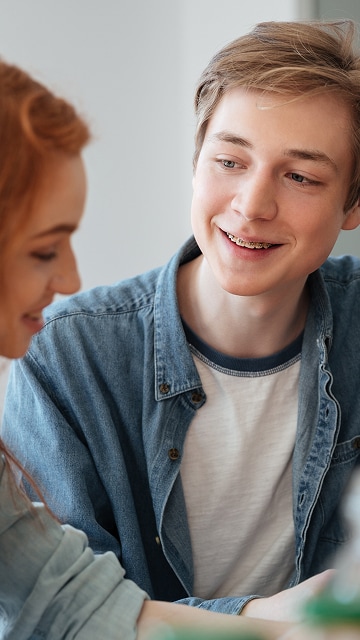 Estudiantes estudiando juntos en residencia universitaria