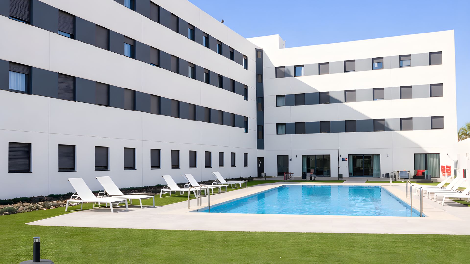 Piscina en residencia de estudiantes en Granada