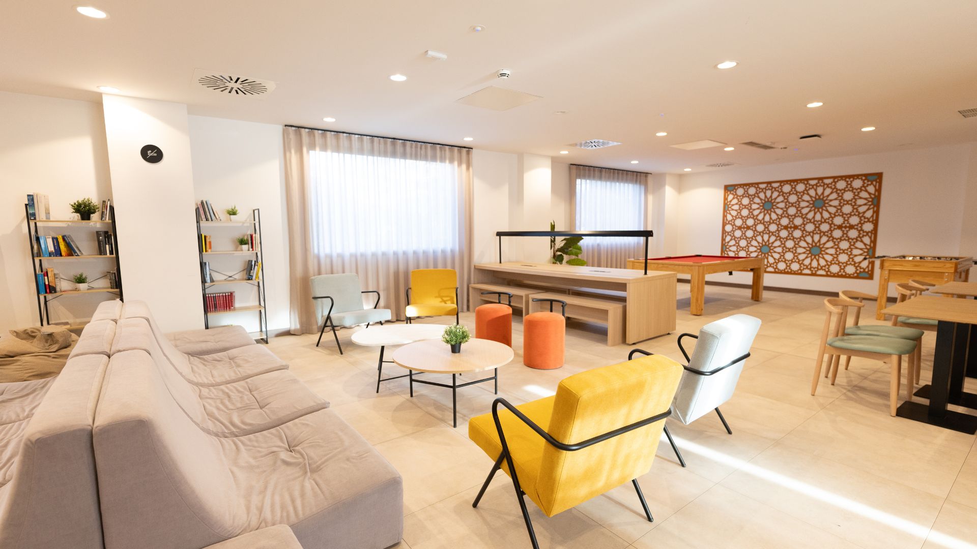 Sala social con zonas de descanso en residencia de estudiantes en Granada