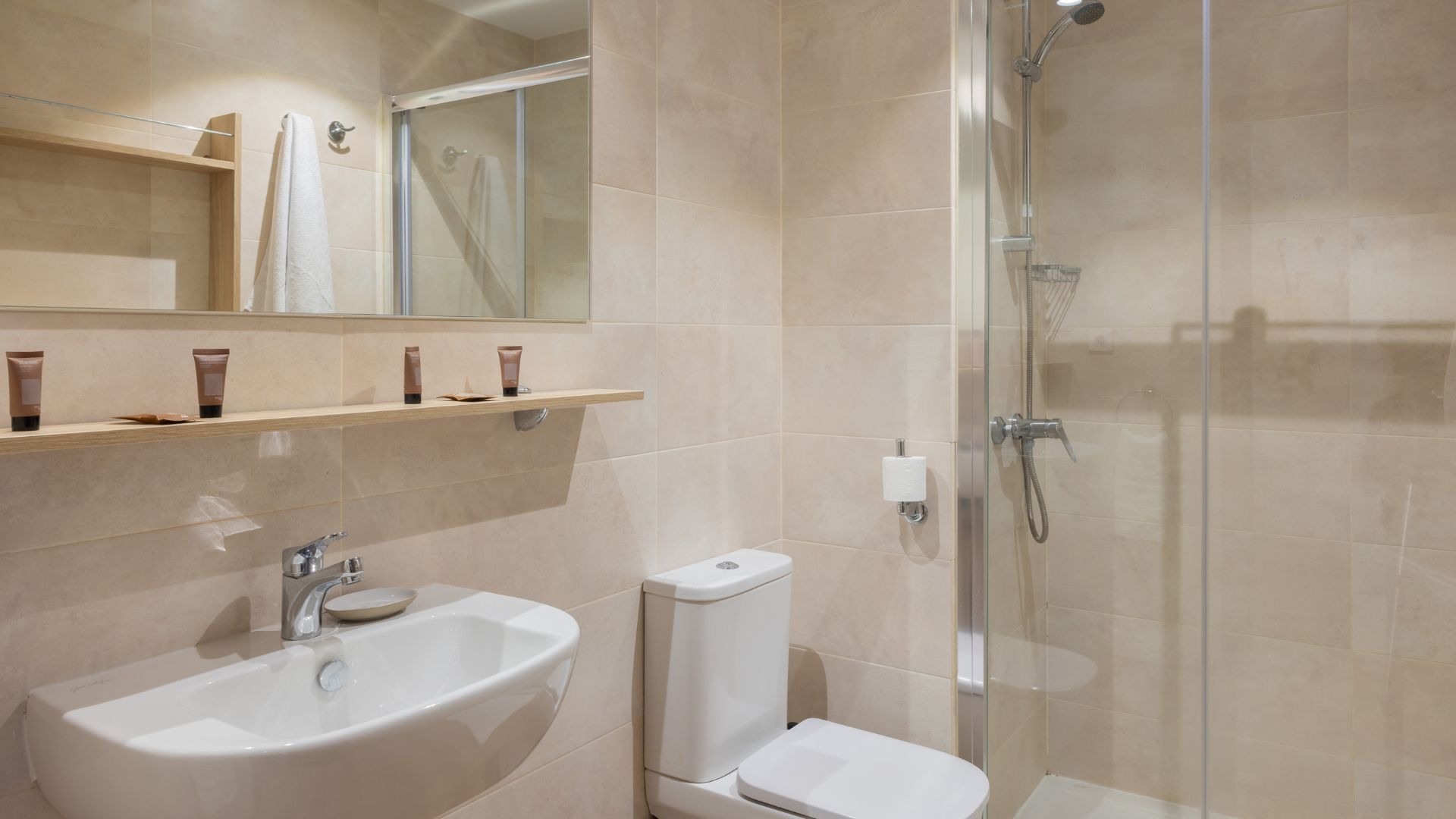 Baño privado en estudio doble para estudiantes en Pozuelo