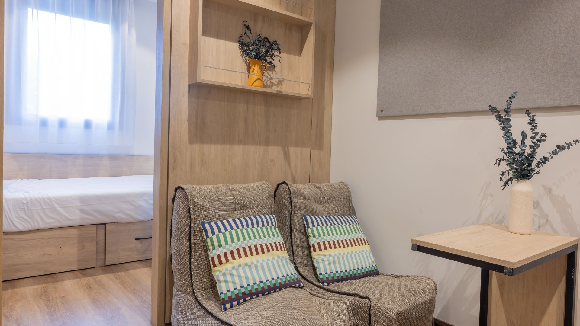 Zona de descanso con sofá en estudio doble para estudiantes en Pozuelo