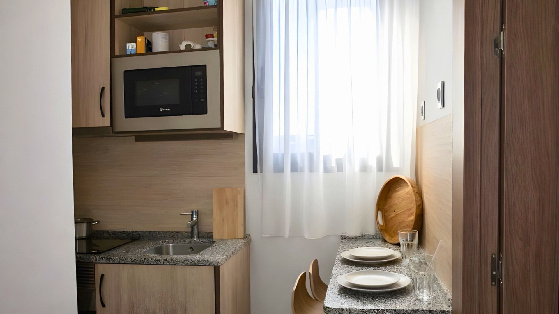 Zona de cocina y comedor en estudio 2Dio de la residencia Stephouse Madrid Vicálvaro.