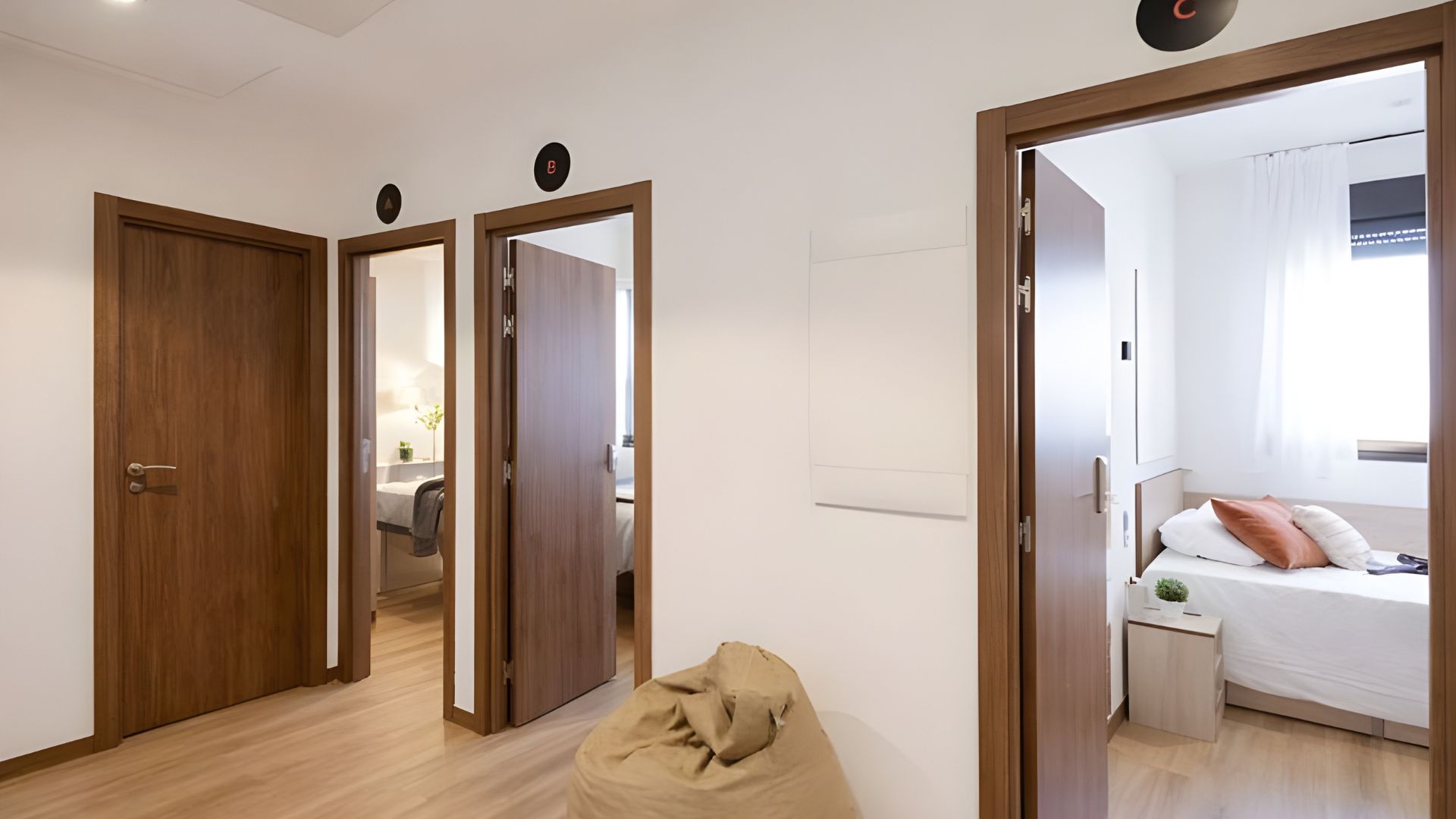 Distribuidor y acceso a habitaciones en estudio 3Dio de la residencia Stephouse Madrid Vicálvaro.