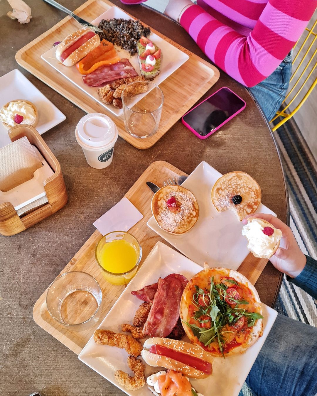 Desayuno completo con opciones dulces y saladas en mesa compartida