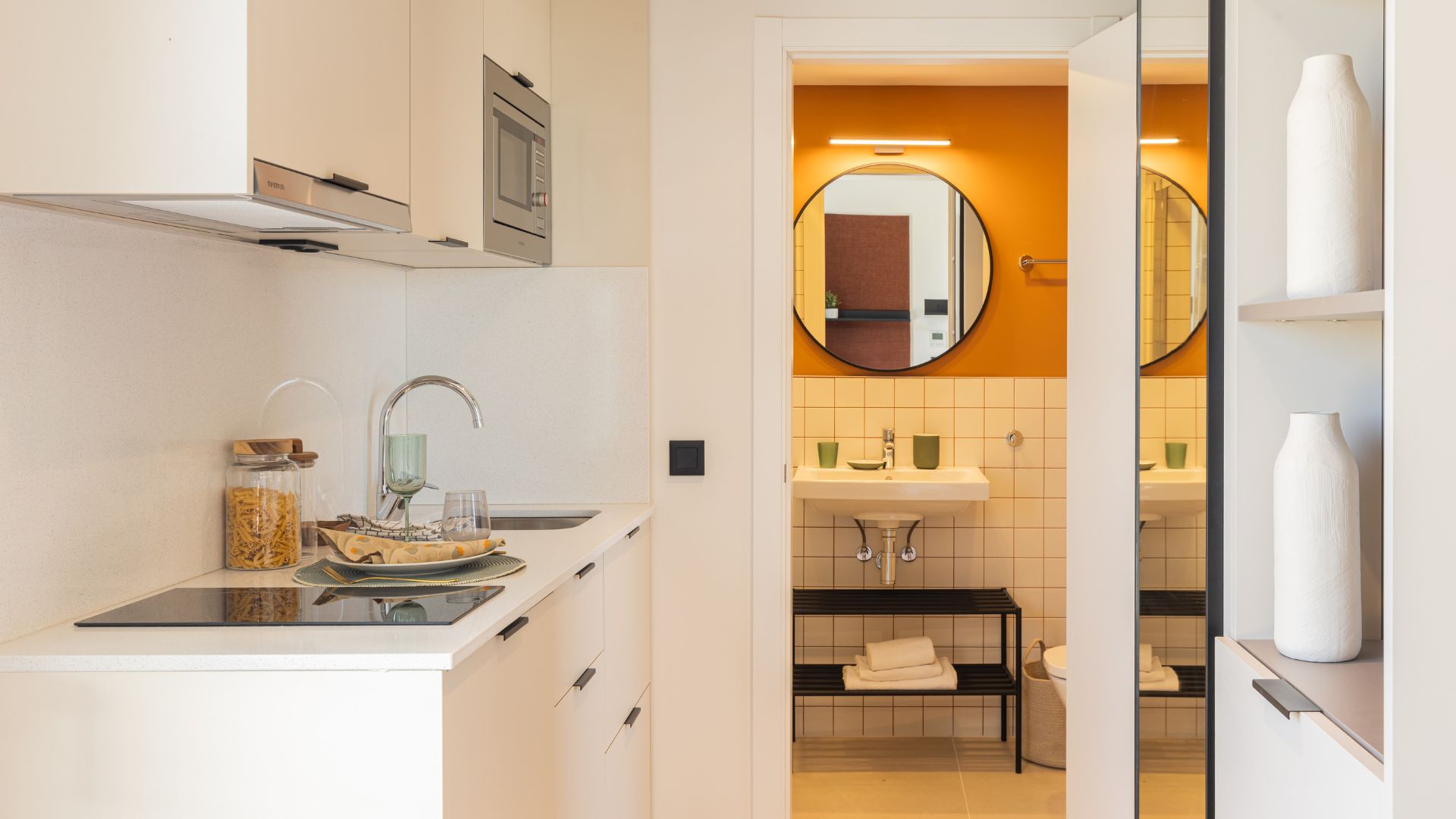 Vista general de cocina y baño del estudio, con diseño funcional y acabados modernos.