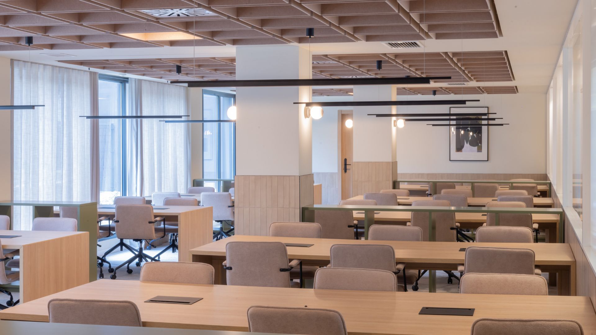 Sala de estudio en la residencia universitaria de Cantoblanco, con mesas compartidas, sillas ergonómicas y ambiente tranquilo.