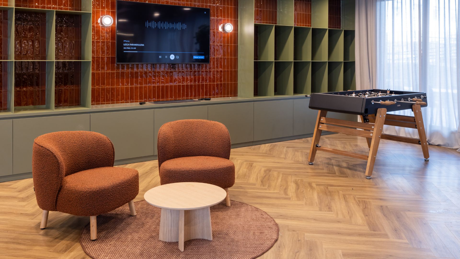 Zona de entrenamiento exterior de la residencia universitaria de Cantoblanco, con saco de boxeo y estructura de fuerza.