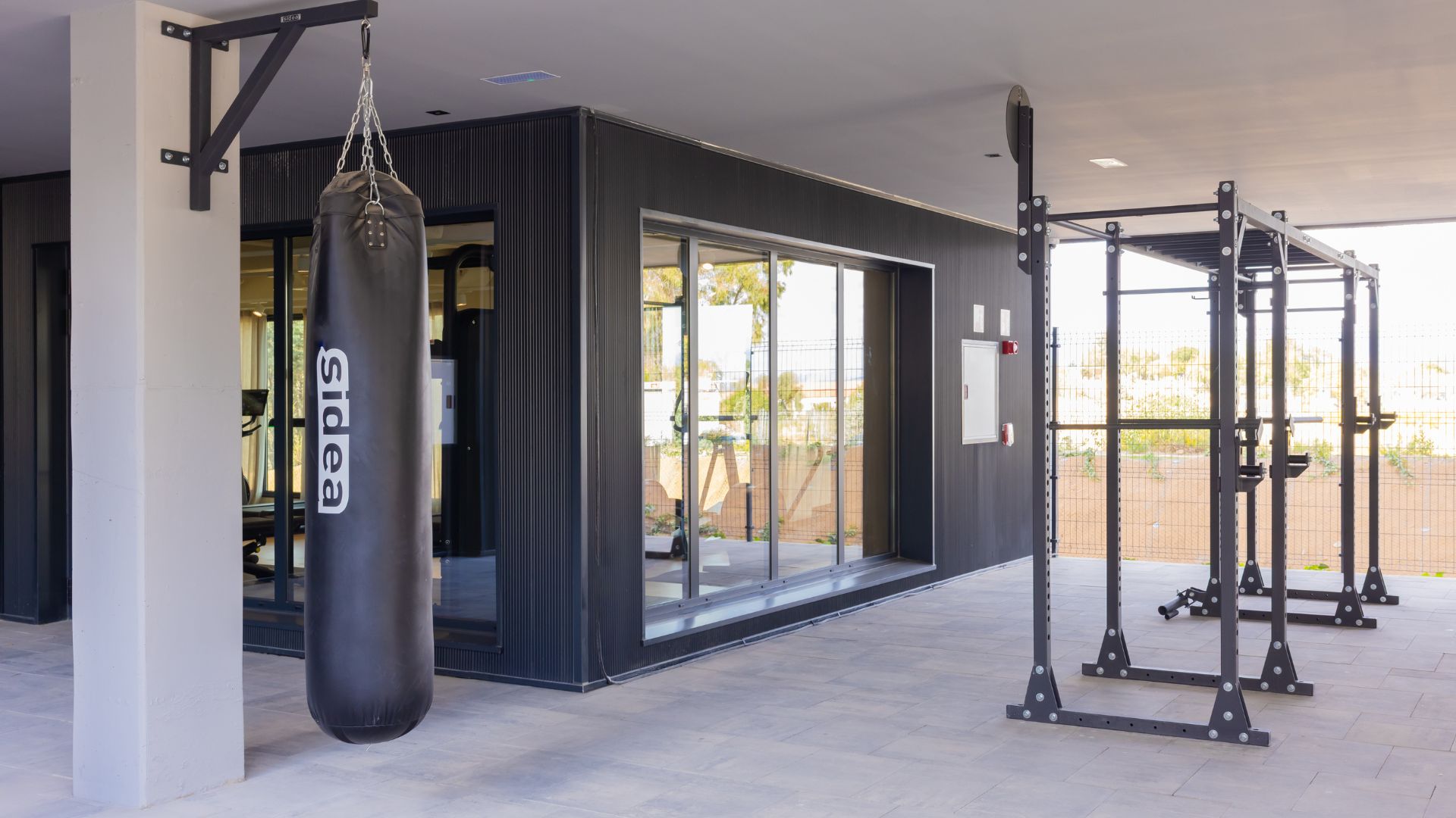 Sala de fitness interior en la residencia universitaria de Cantoblanco, con bicicletas estáticas y espacio amplio.
