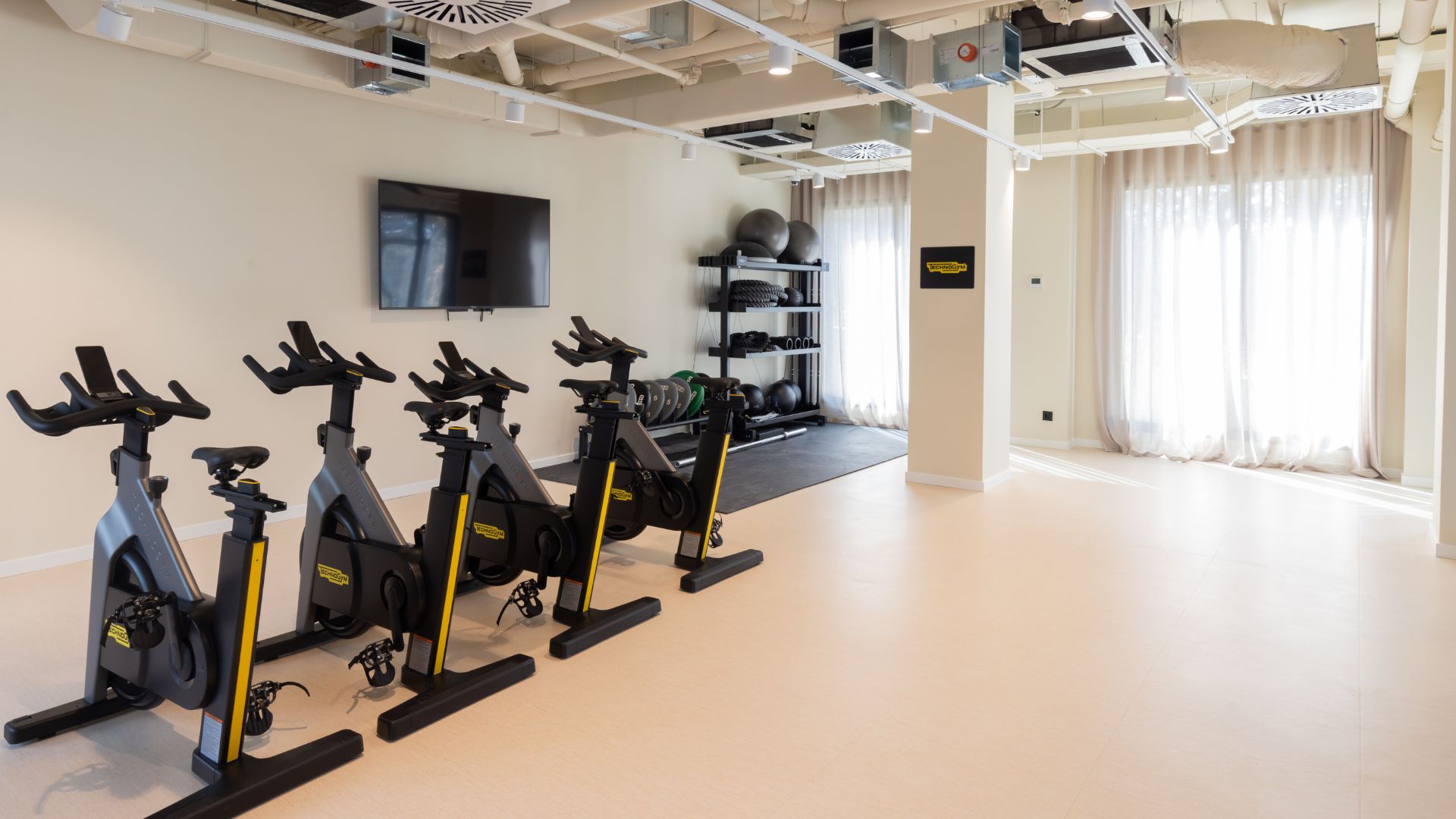 Zona de ocio interior de la residencia universitaria de Cantoblanco, con mesa de futbolín y zona de descanso.