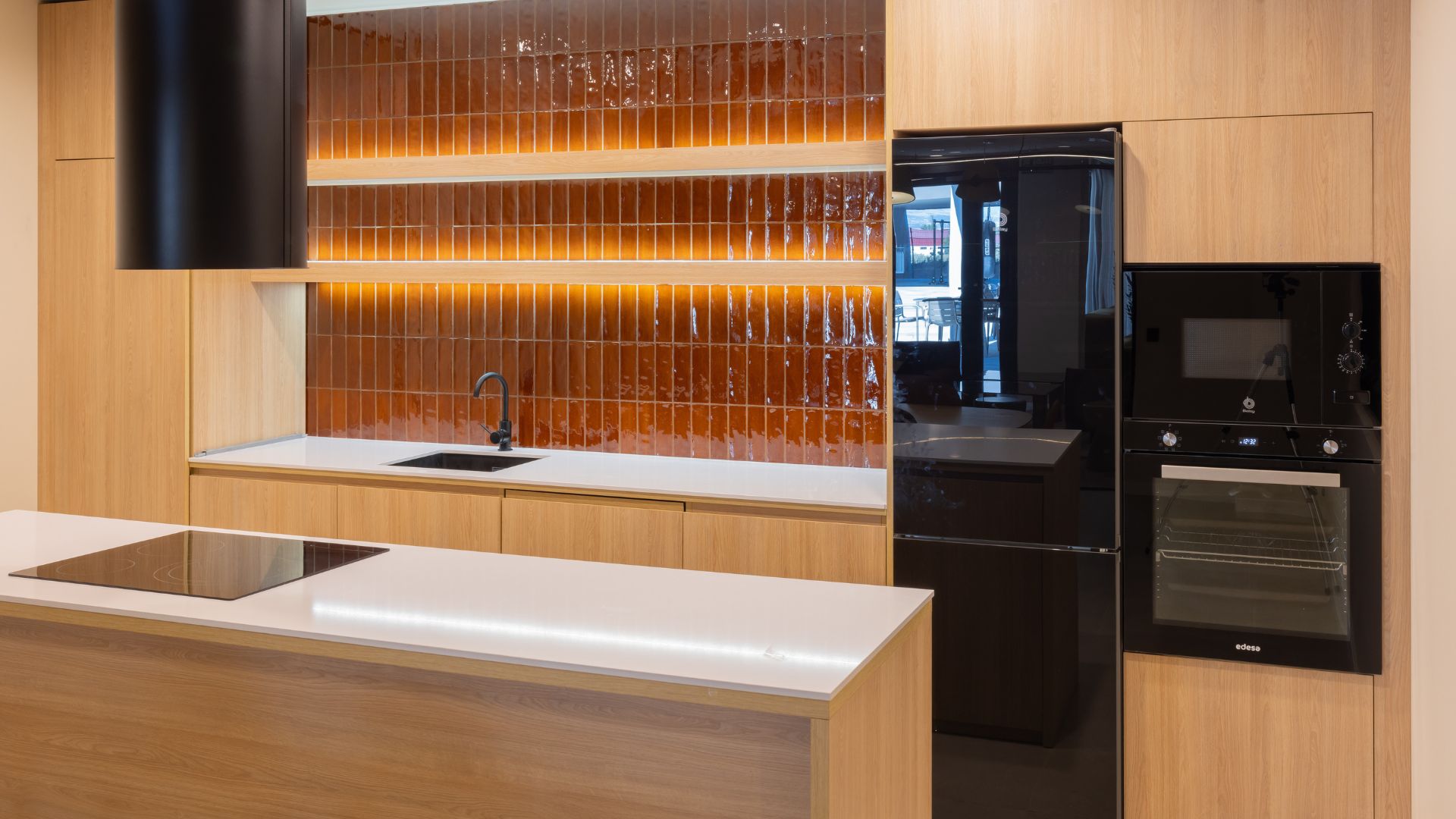 Cocina común equipada en la residencia universitaria de Cantoblanco, con electrodomésticos modernos y zona de trabajo.