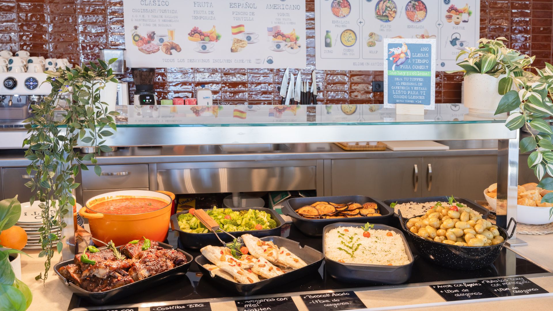 Comedor de la residencia universitaria en Cantoblanco, con buffet de comida variada y espacio luminoso.