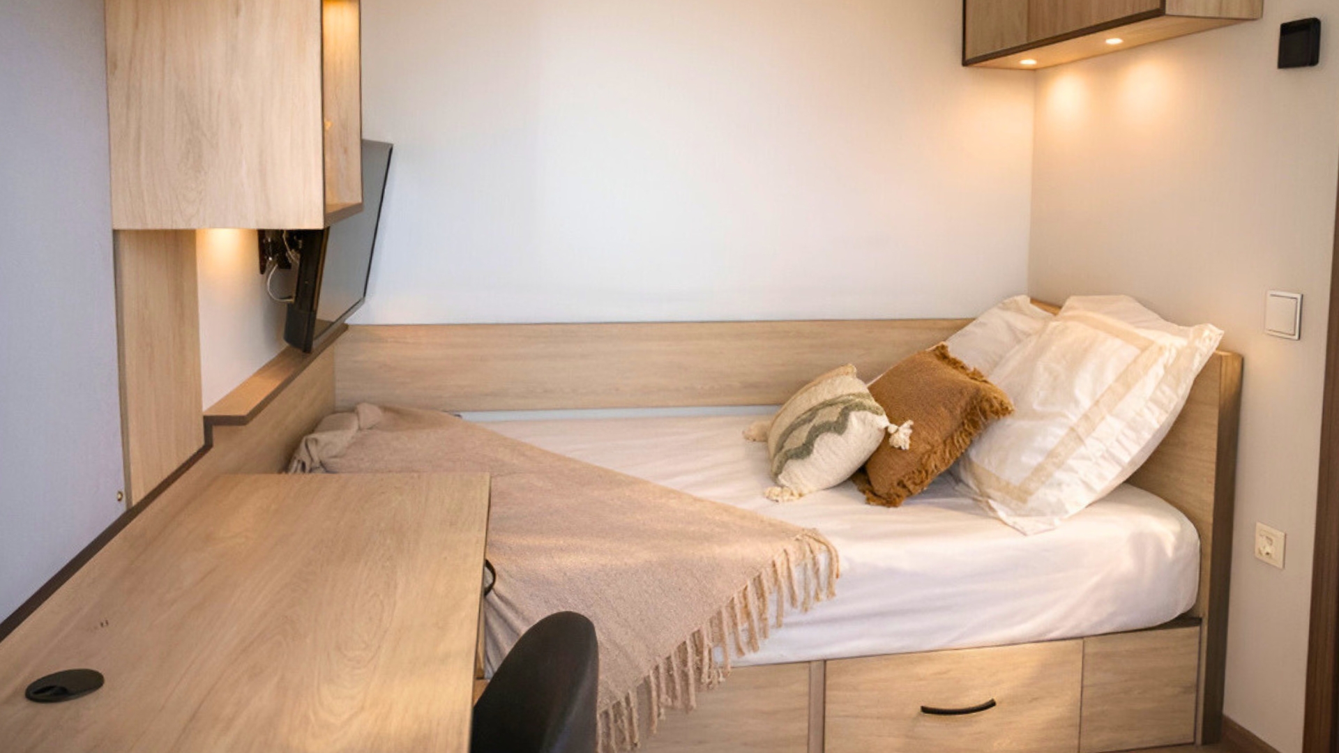 Dormitorio doble con diseño moderno en la residencia Stephouse Madrid Vicálvaro.