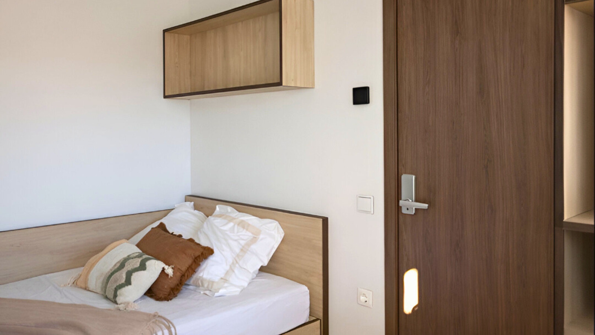 Detalle de dormitorio con cama doble en la residencia Stephouse Madrid Vicálvaro.
