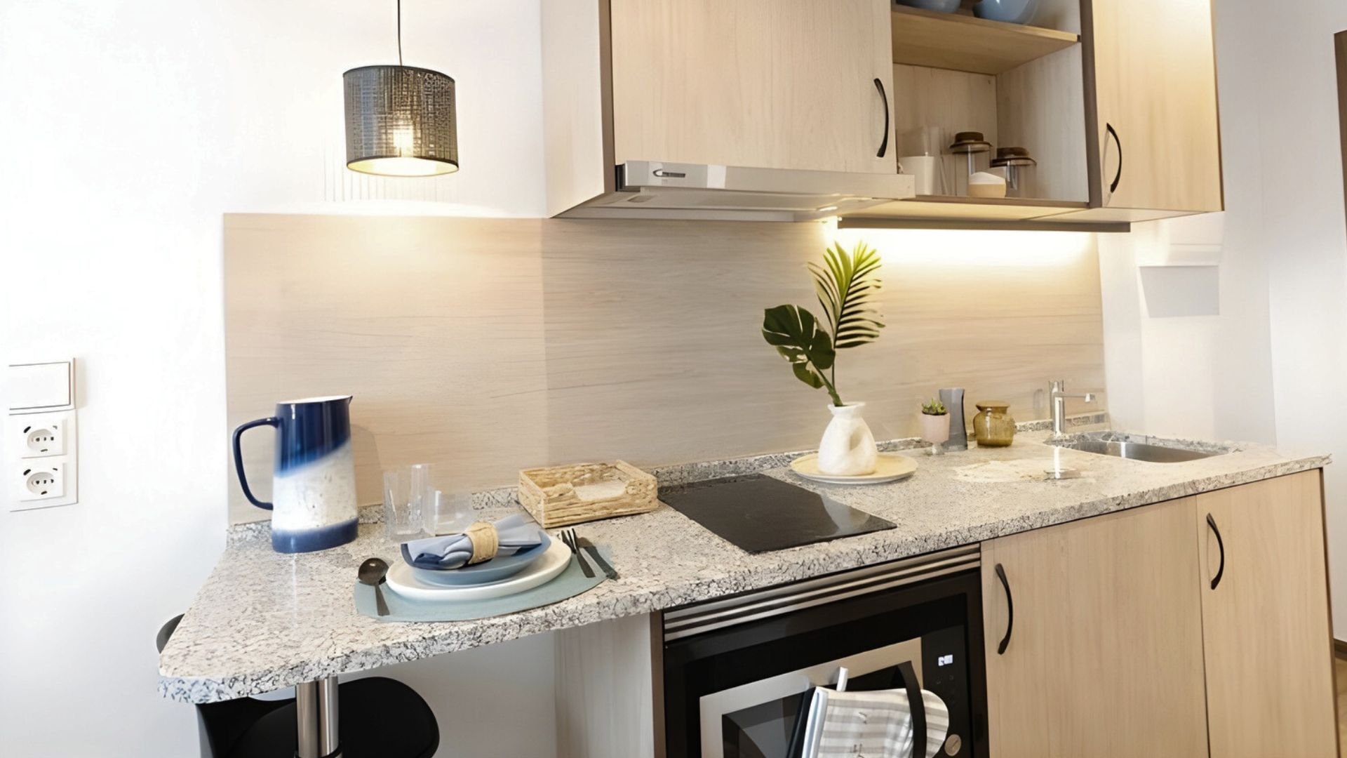 Cocina integrada equipada en estudio para estudiantes en Granada