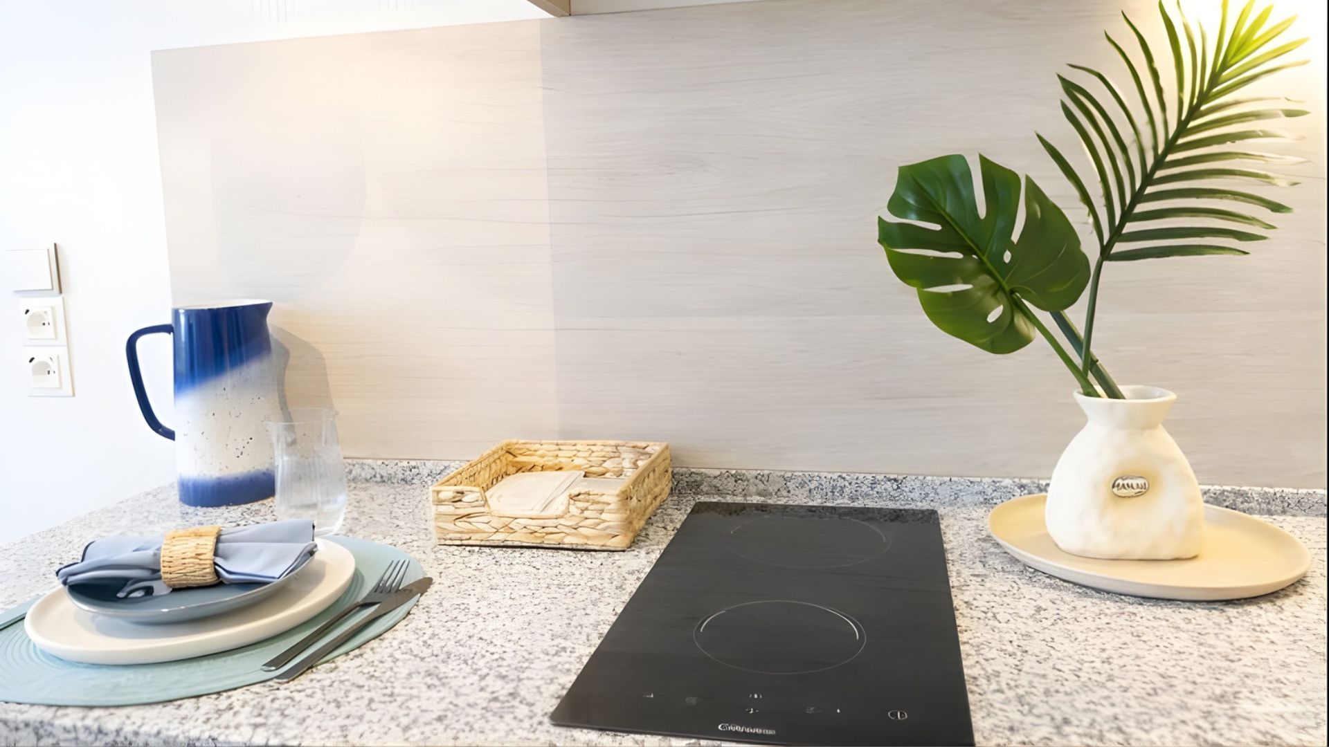 Zona de cocina con placa y almacenaje en estudio para estudiantes en Granada