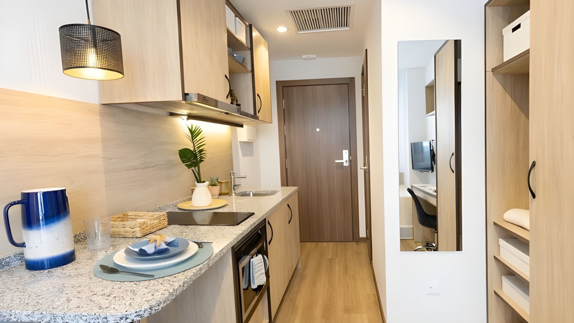 Cocina moderna con electrodomésticos en estudio de estudiantes en Granada