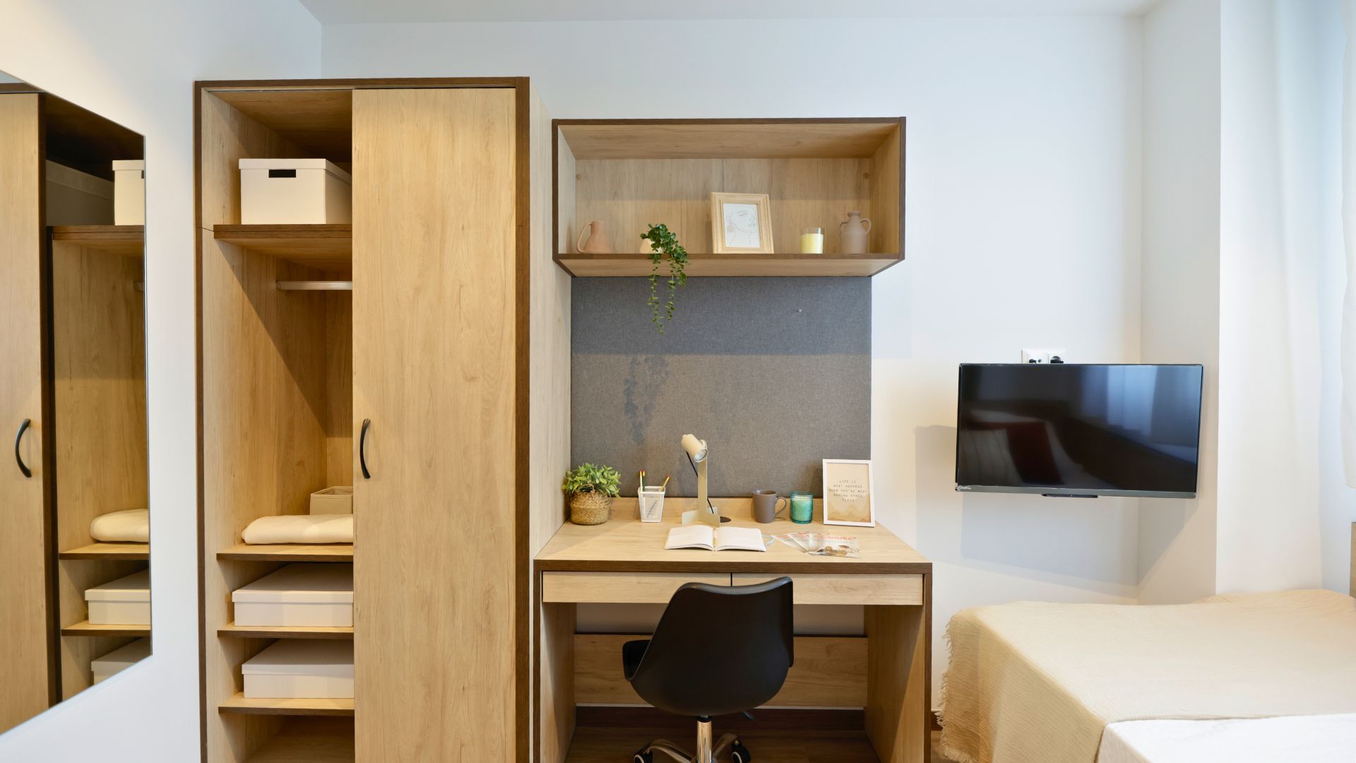 Escritorio de estudio totalmente equipado en estudio para estudiantes en Granada