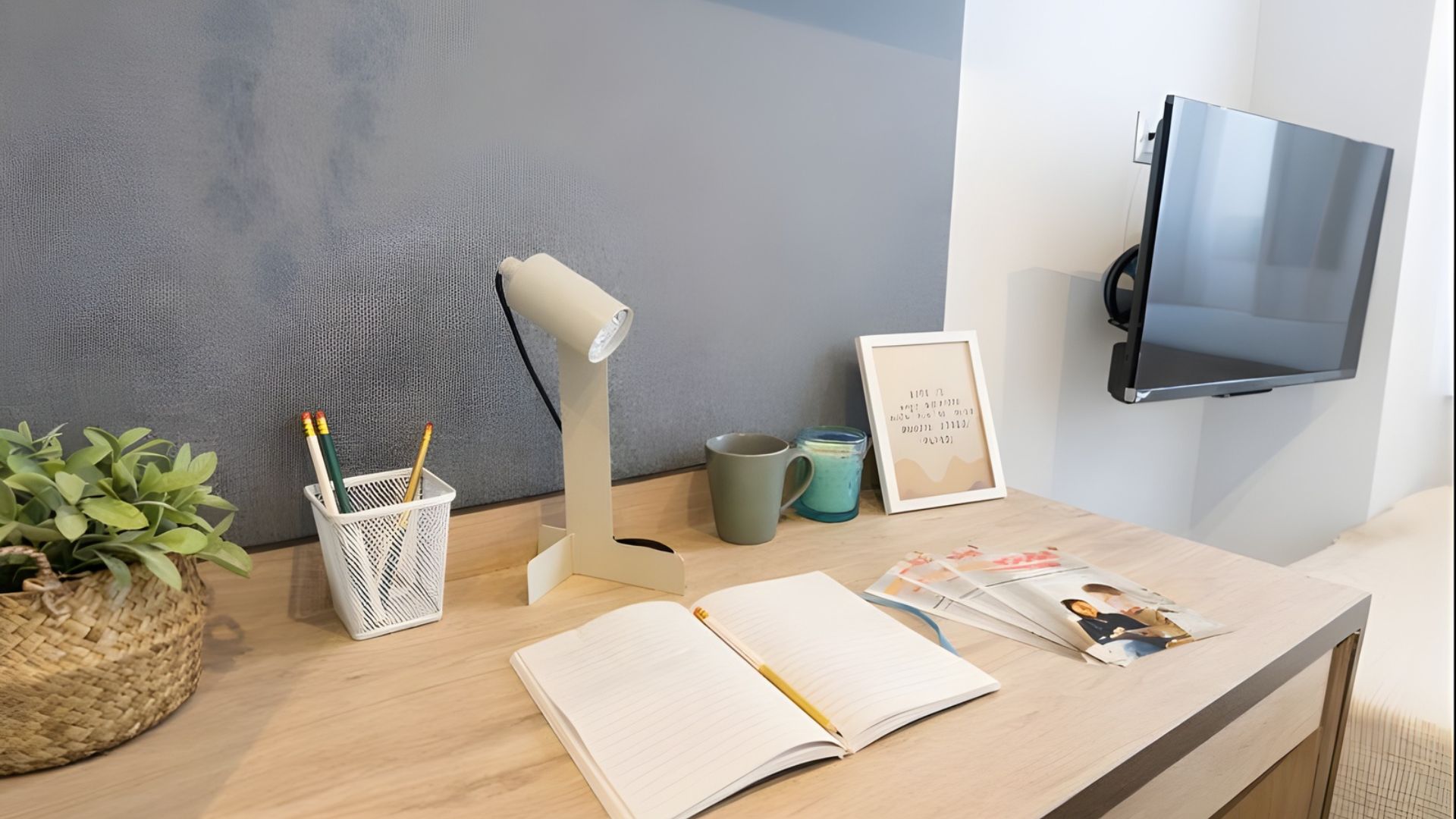 Espacio de trabajo funcional en estudio de estudiantes en Granada