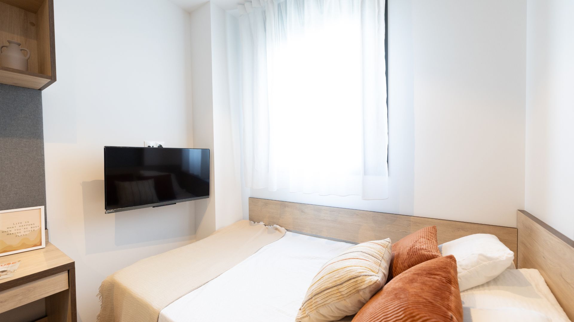 Vista general de estudio moderno para estudiantes en Granada