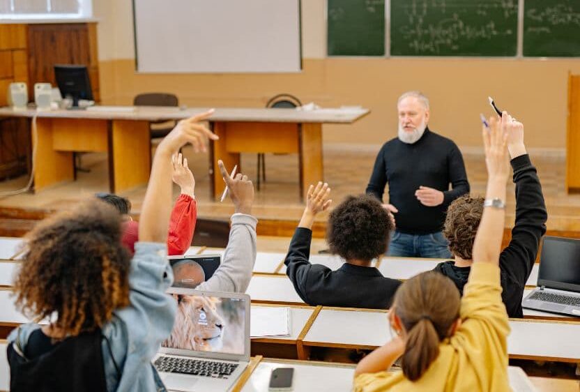 Grupo de estudiantes de MBA trabajando en un aula sobre casos de empresa