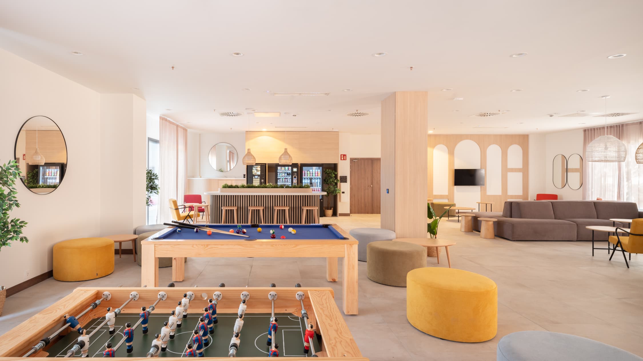 Zona común de residencia universitaria con estudiantes