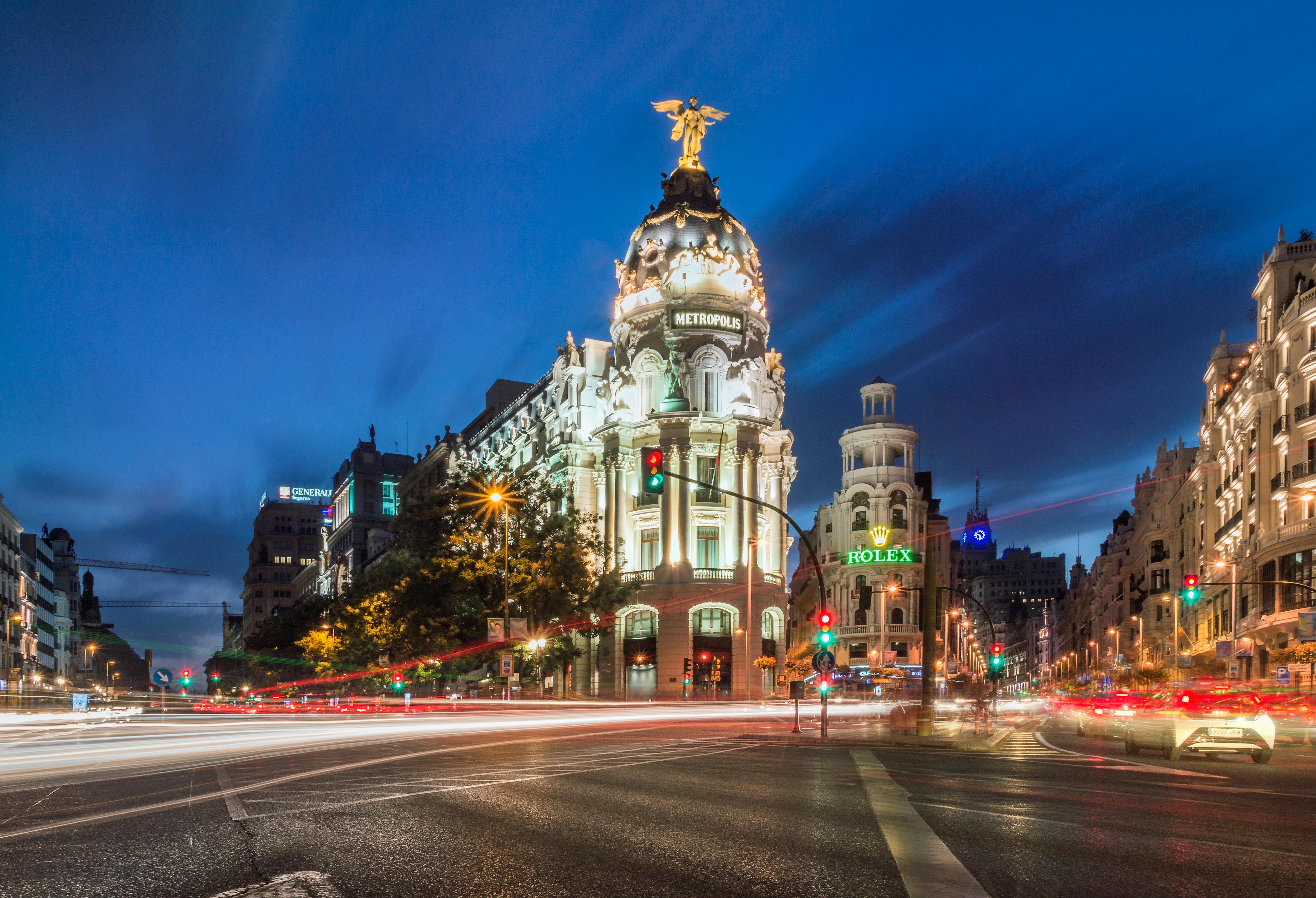Vista nocturna del centro de Madrid con Gran Vía, tráfico y edificios históricos