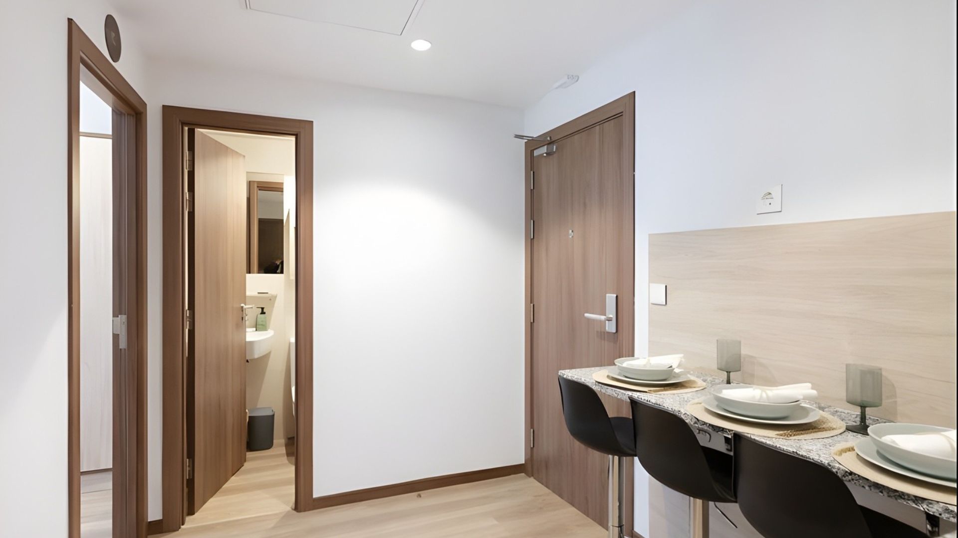 Distribución interior del estudio con cocina y acceso al dormitorio en Málaga.