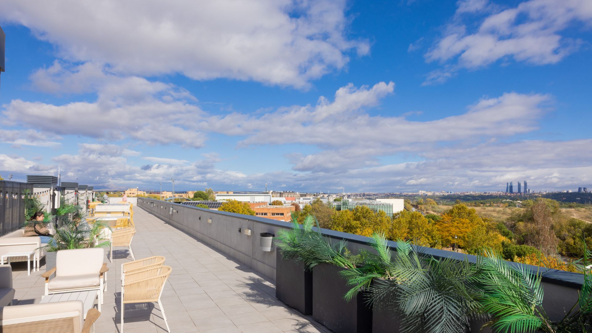 Terraza exterior con vistas en residencia de estudiantes en Pozuelo