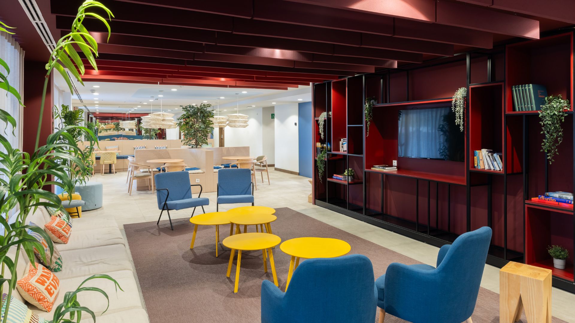 Sala social con zonas de descanso en residencia de estudiantes en Pozuelo