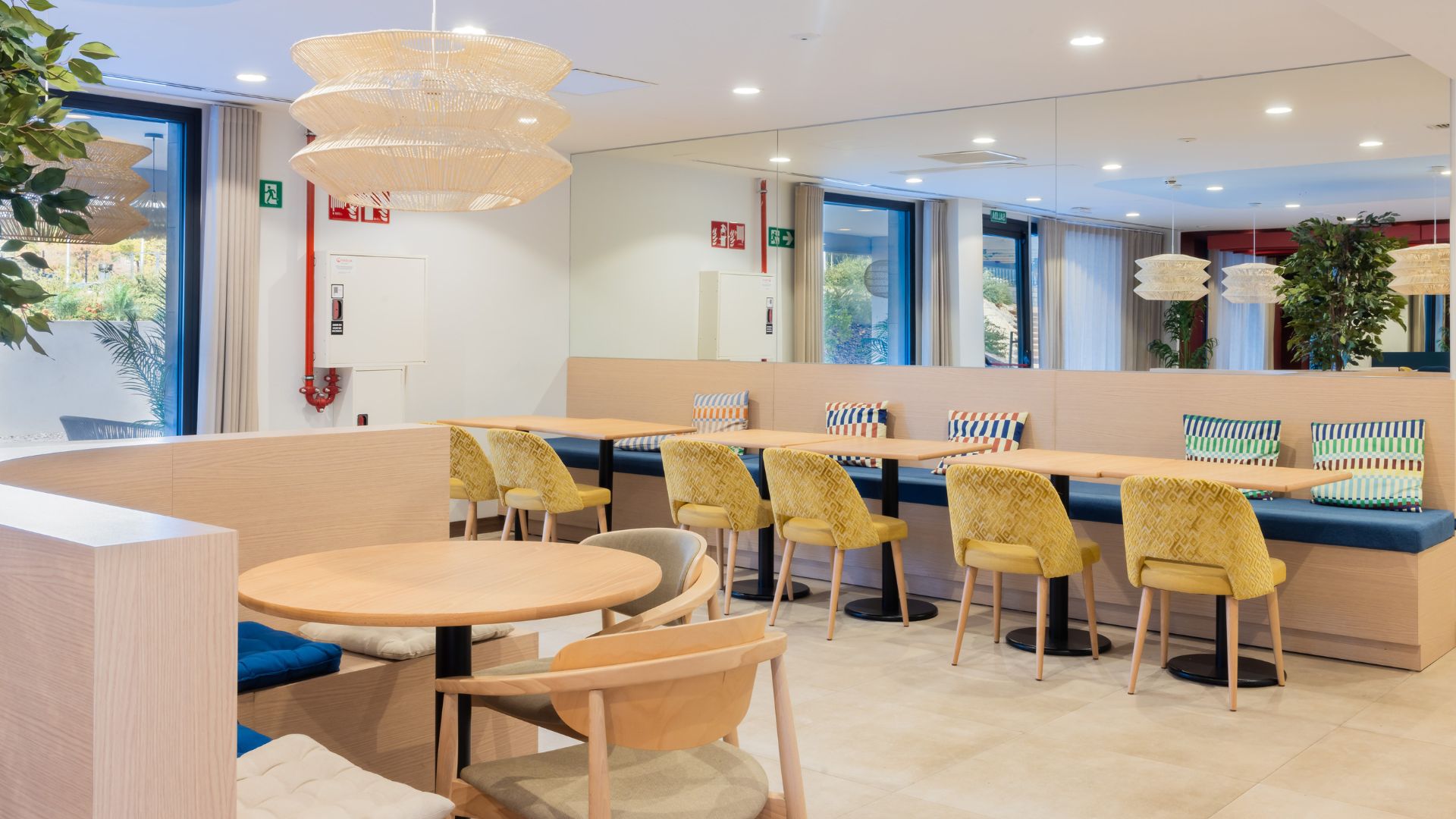 Zona común con mesas y barra en residencia de estudiantes en Pozuelo