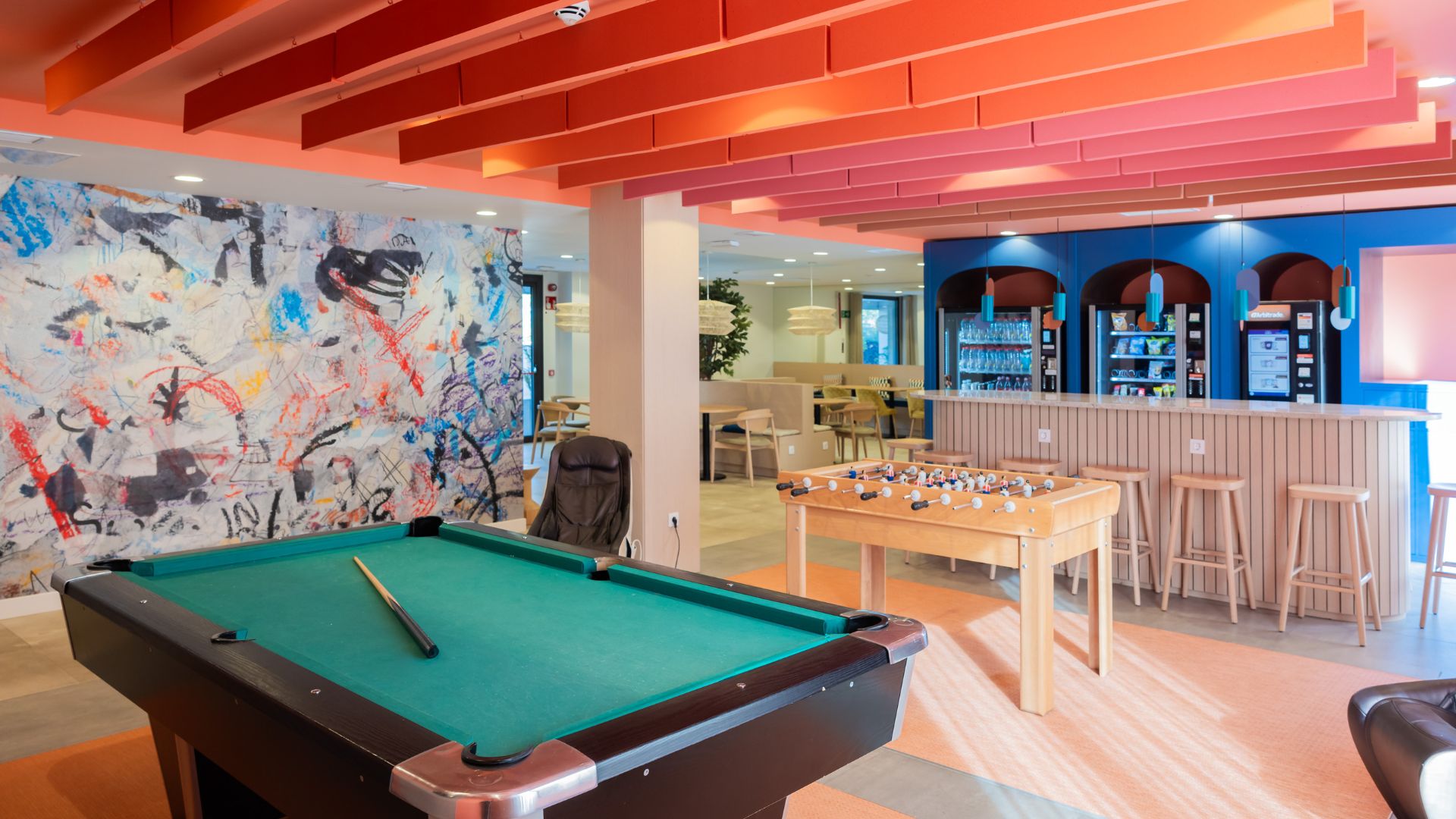Sala de ocio con billar en residencia de estudiantes en Pozuelo