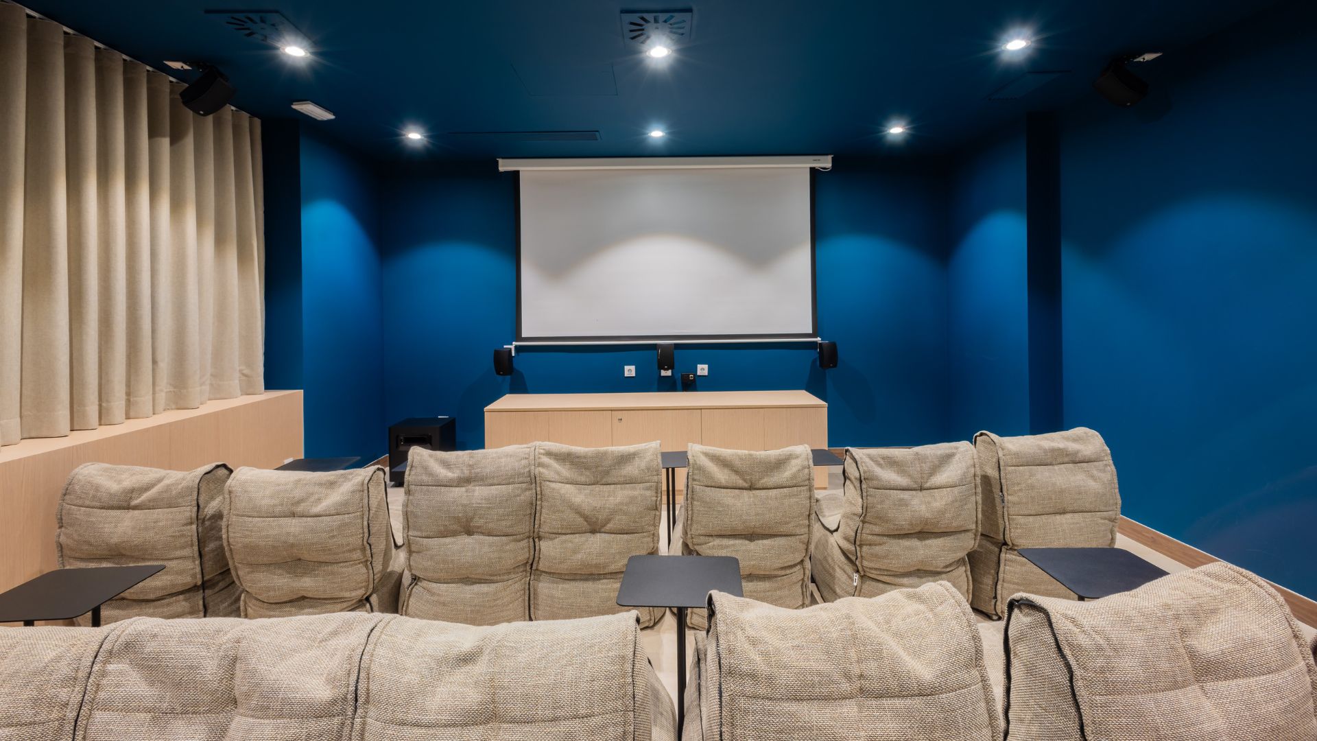 Sala de cine en residencia de estudiantes en Pozuelo