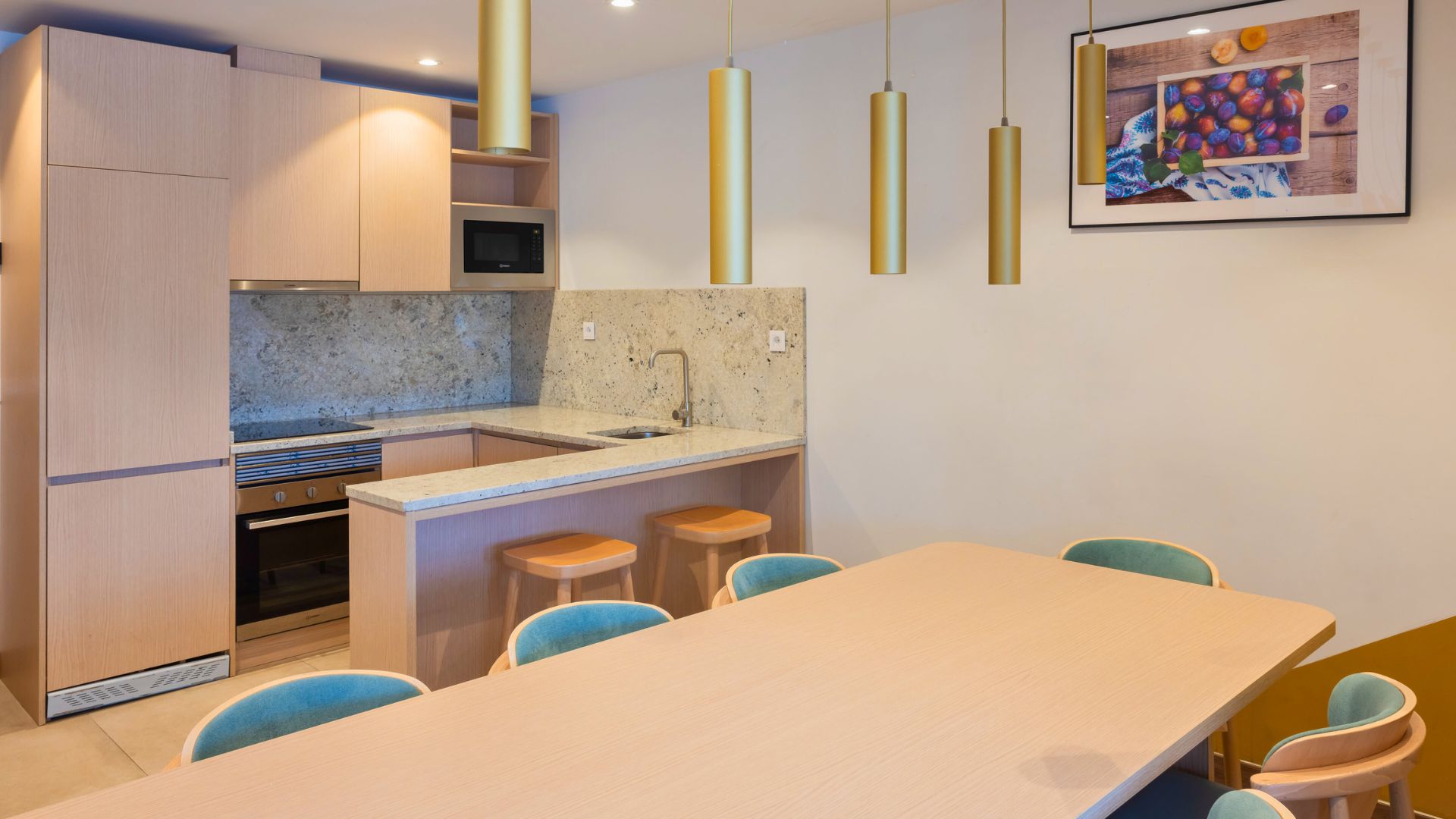 Cocina compartida equipada en residencia de estudiantes en Pozuelo