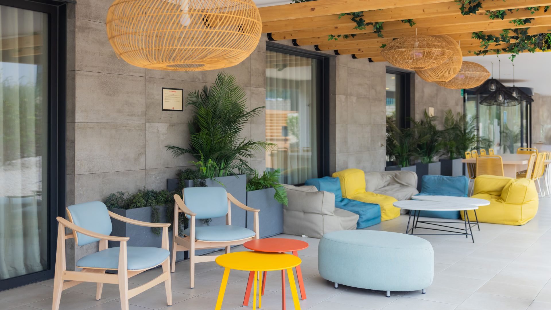 Zona social interior con sofás en residencia de estudiantes en Pozuelo