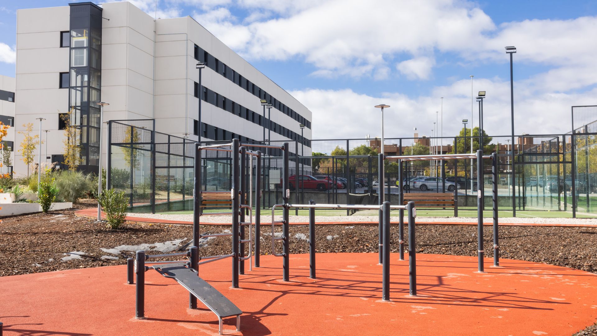 Zona deportiva exterior en residencia de estudiantes en Pozuelo