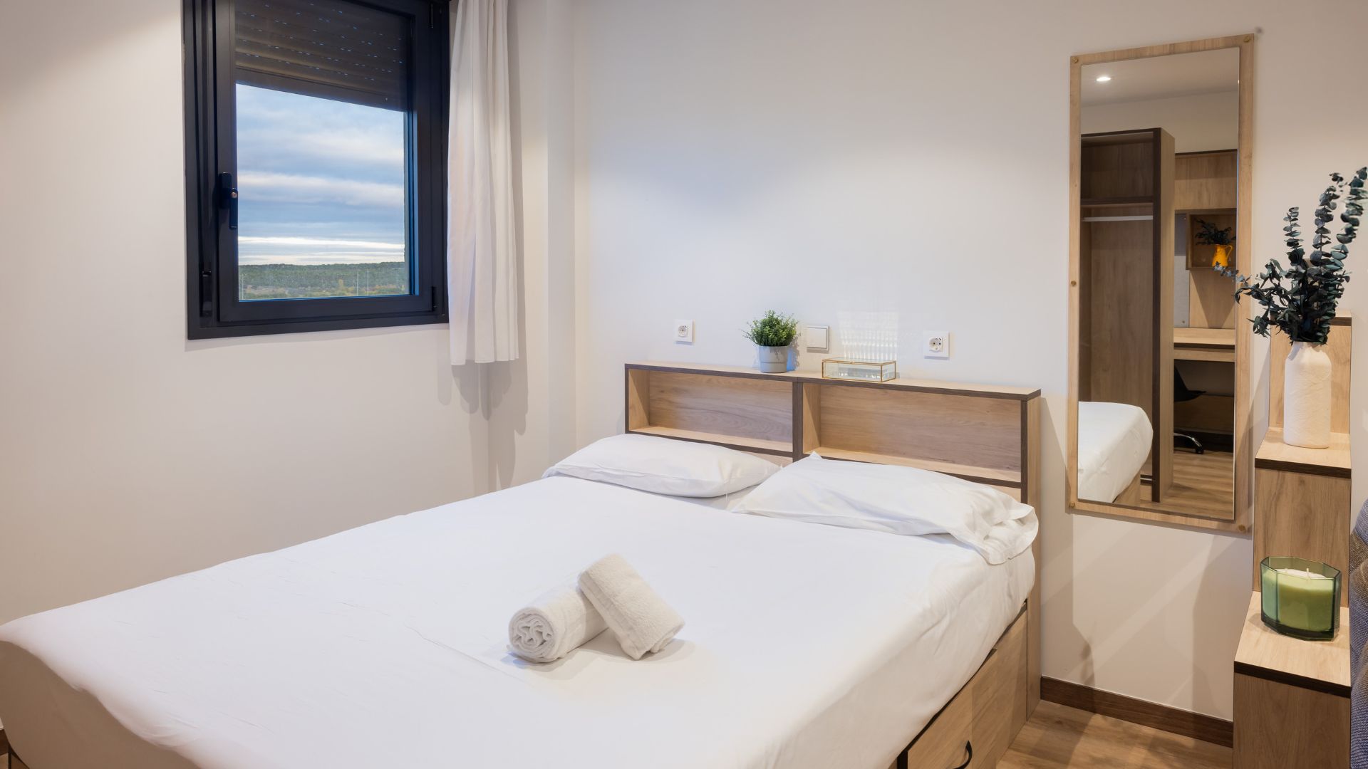 Dormitorio individual luminoso en estudio para estudiantes en Pozuelo