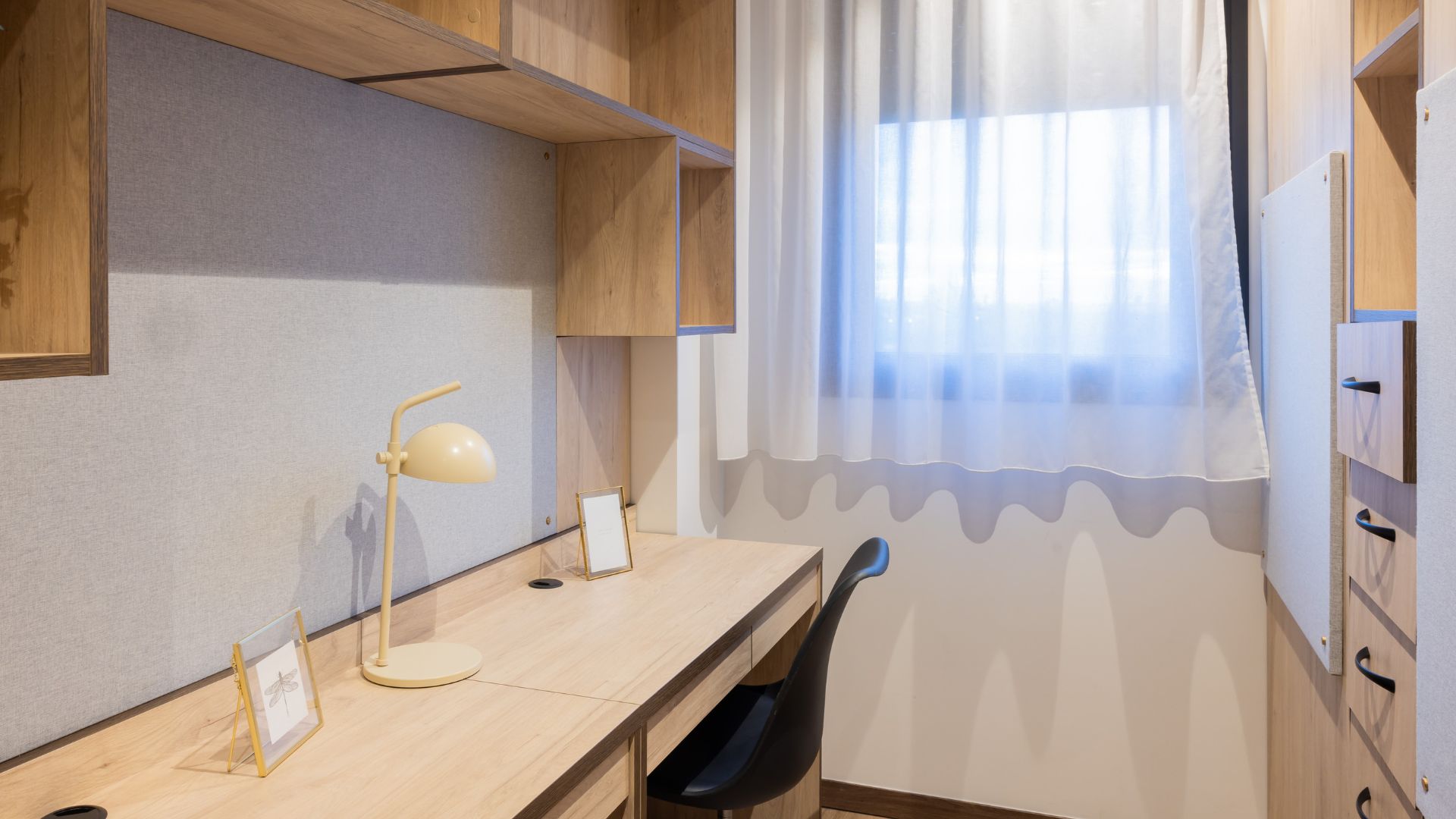 Zona de estudio con escritorio en estudio para estudiantes en Pozuelo