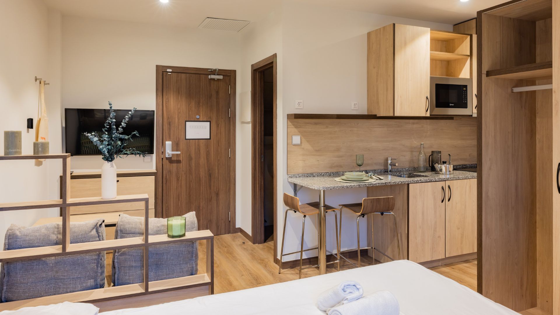 Zona de cocina integrada en estudio para estudiantes en Pozuelo