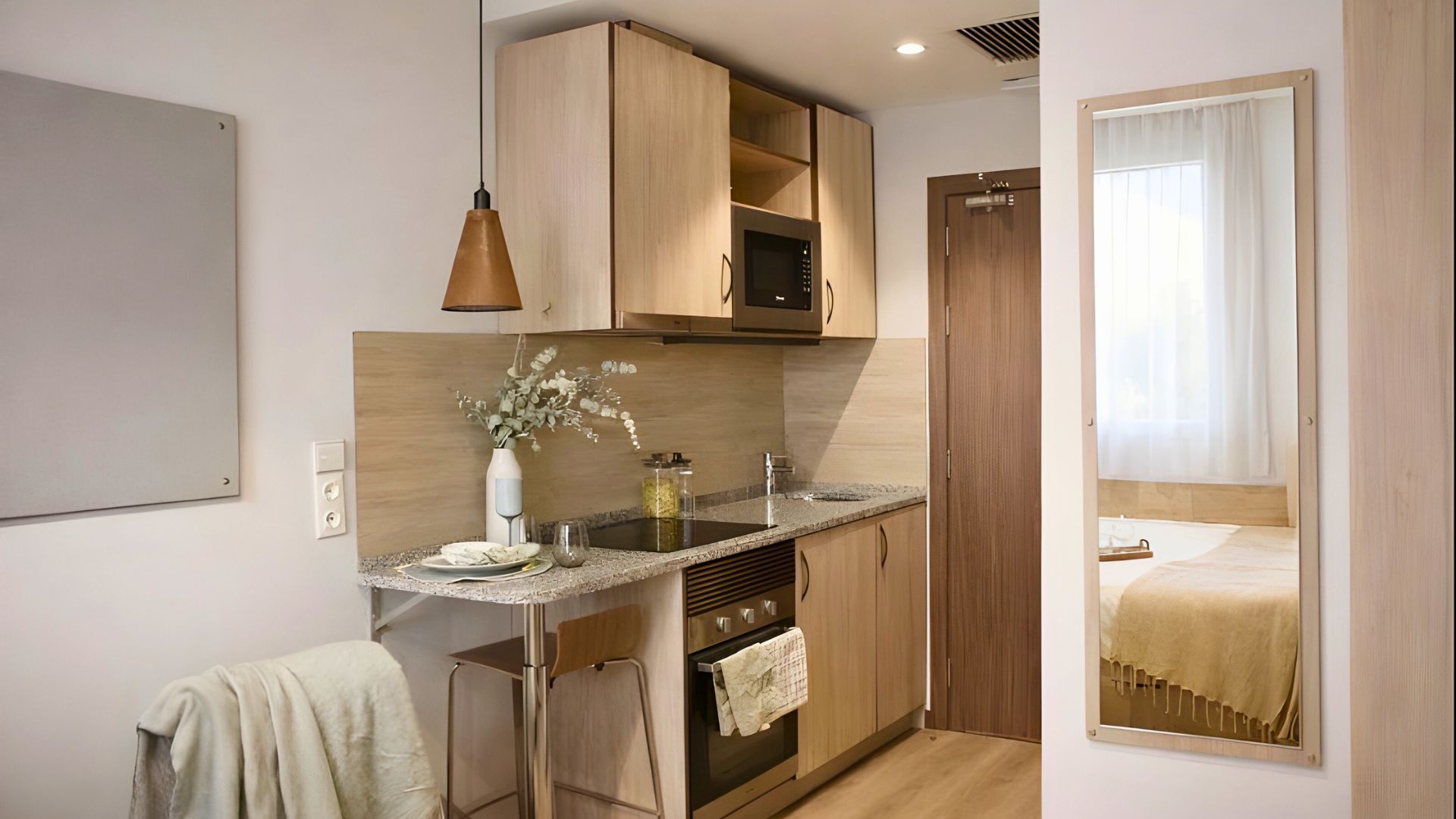 Cocina equipada dentro de estudio en la residencia Stephouse Madrid Vicálvaro.