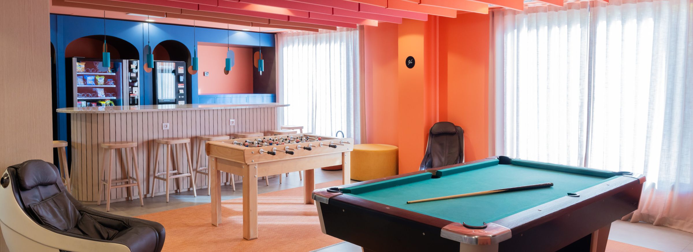 Sala de ocio con billar en residencia de estudiantes en Pozuelo