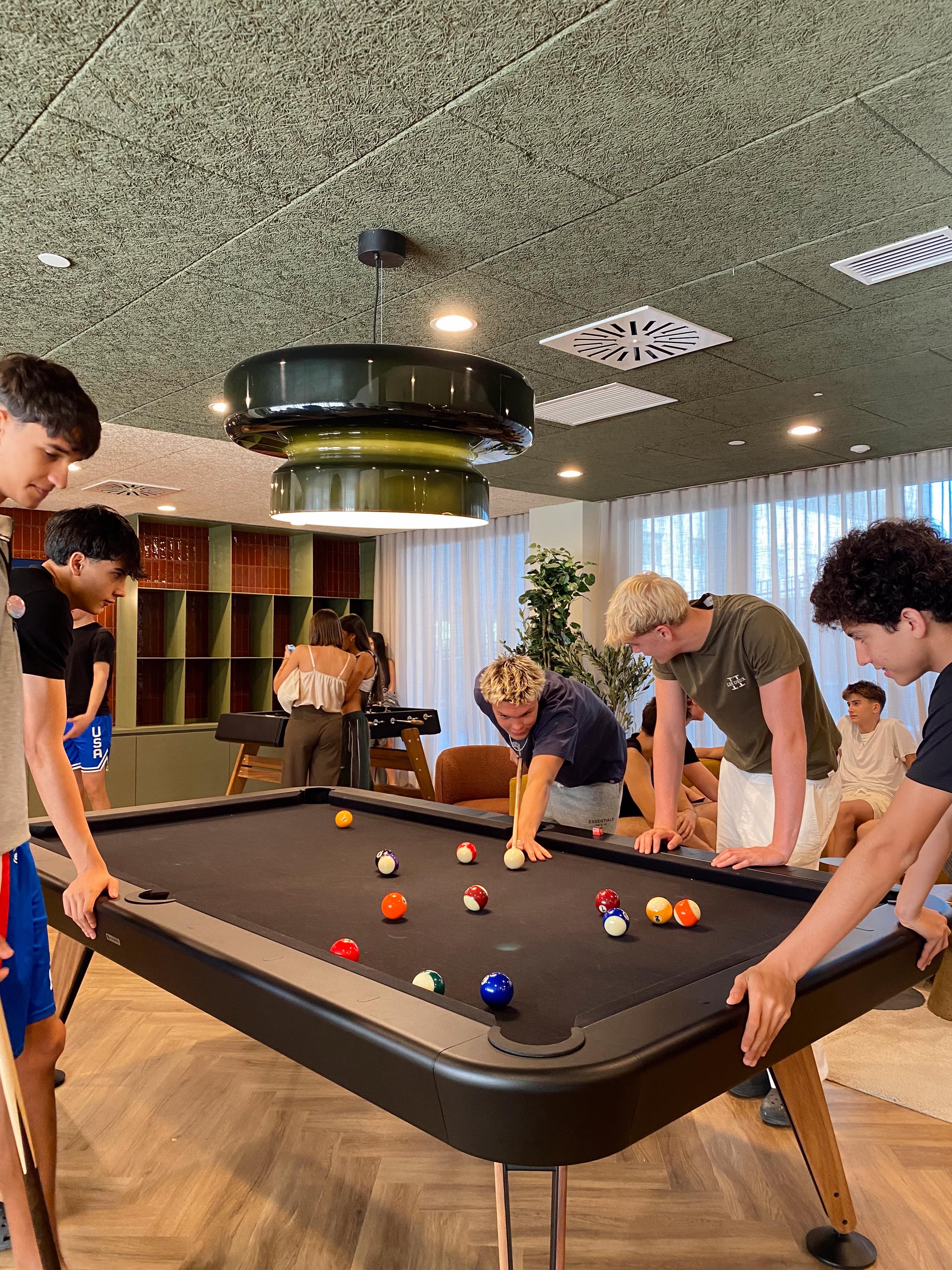 Grupo de estudiantes participando en actividades organizadas por una residencia