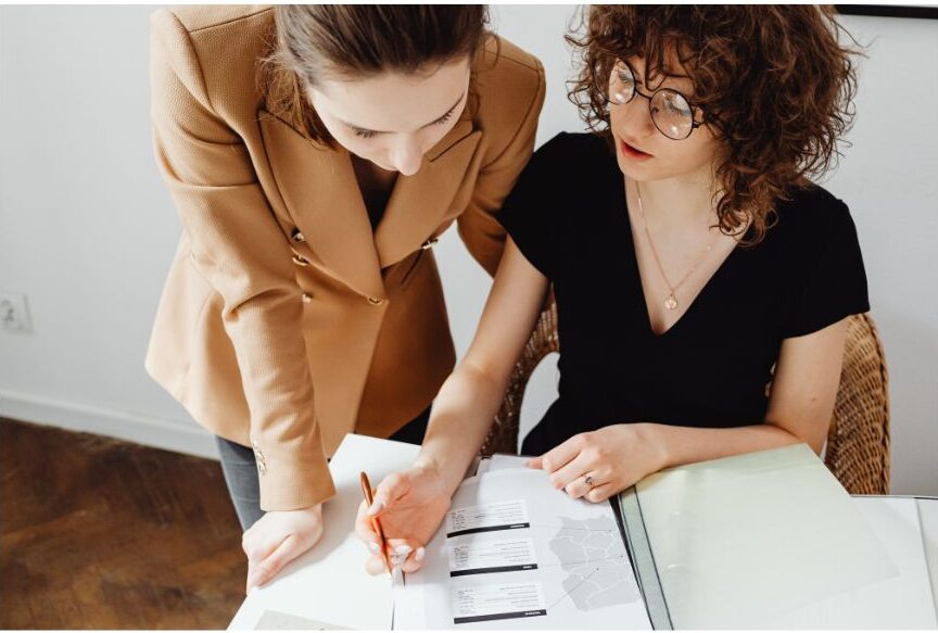 Estudiantes asistiendo a un máster oficial en un aula universitaria.