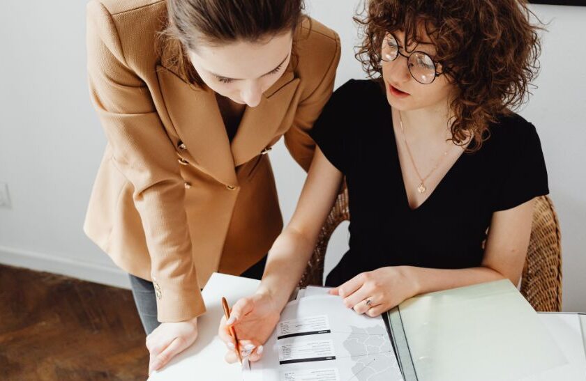 Alumno revisando su plan de estudios y los créditos ECTS de cada asignatura