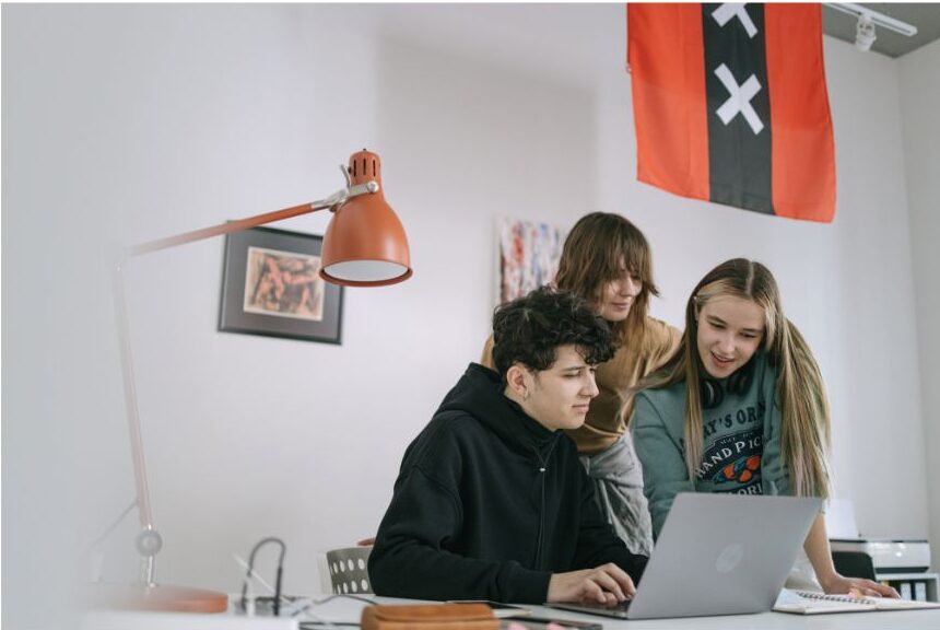 Grupo de estudiantes participando en actividades organizadas por una residencia