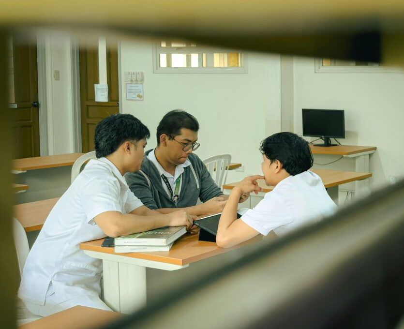 Estudiantes universitarios organizando sus créditos ECTS en una residencia