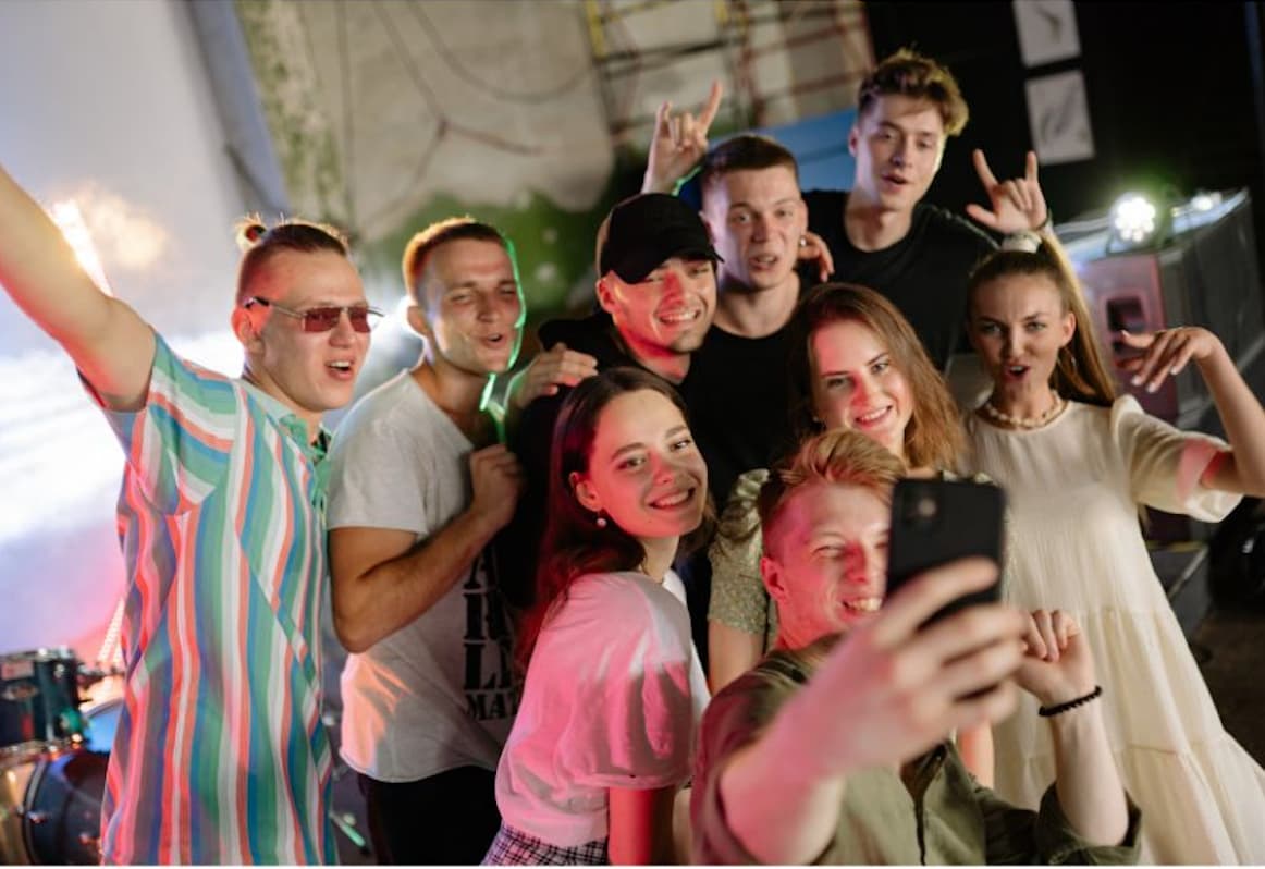 jóvenes conversando en terraza nocturna